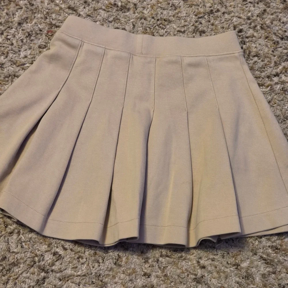 Old Navy Elastic Waistband Pleated Skort Youth Size Medium (8)‎ Tan
